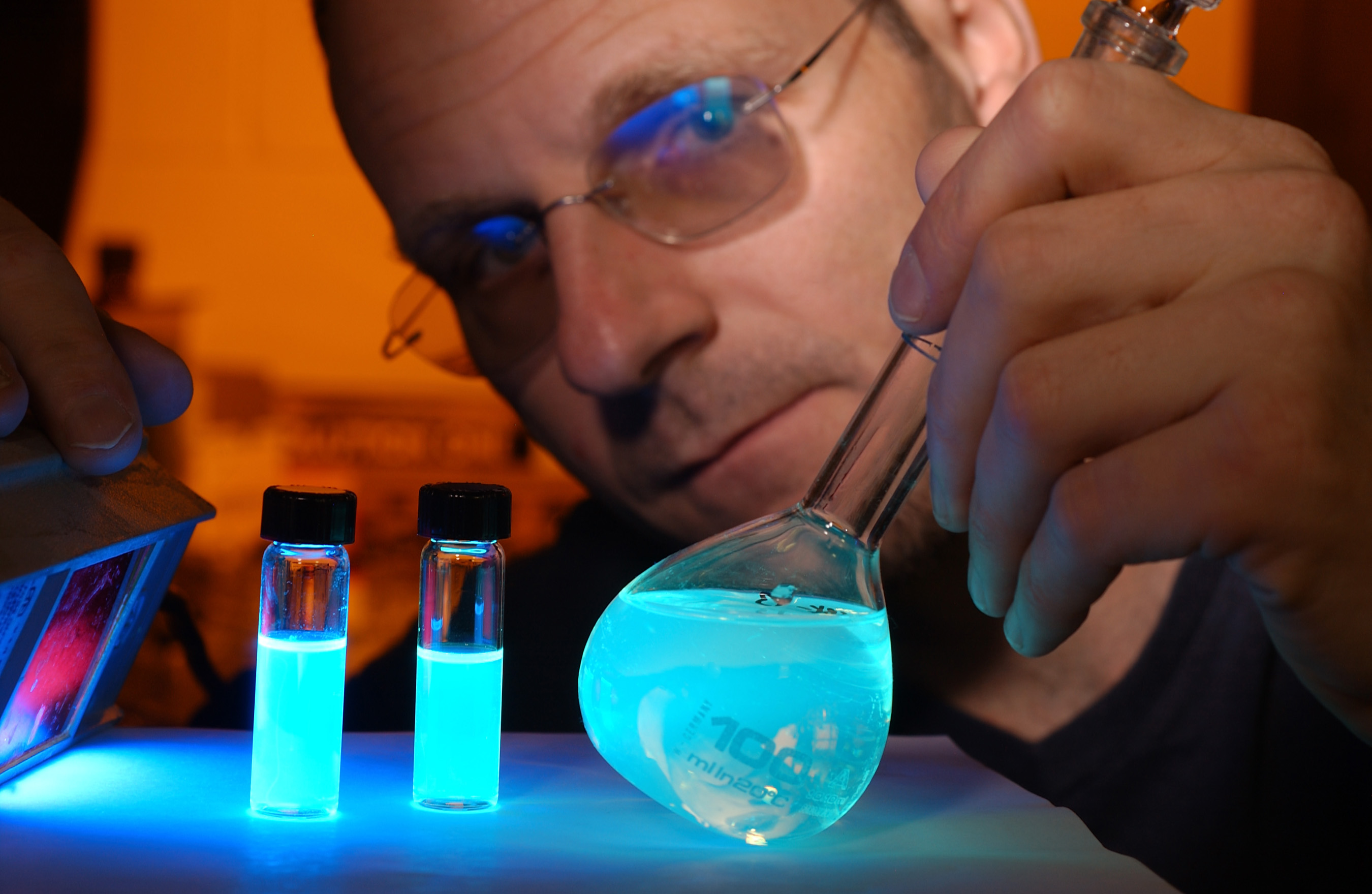 DSTO researchers are progressing local and international collaborations as part of the program that will help improve coalition forces’ protection and ability to detect and trace exposure to toxic substances. Chemical sensor