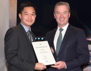 Minister for Defence Industry, the Hon Christopher Pyne presented Dr Long Nguyen his Young Innovator Scholarship.